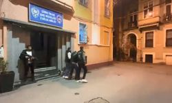 Yere düşen telefonu alıp kaçtı!