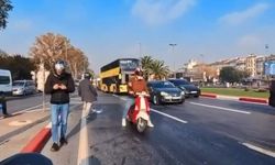 Yere yağ döküldü, motosikletliler peş peşe kayarak düştü