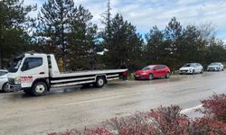 Yoluna karşına geçmek isteyen yayalara çarptı!