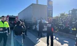 Otomobil, TIR'a çarptı