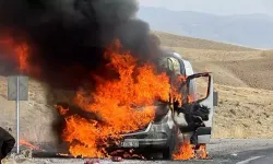 Seyir halinde minibüs alev aldı!