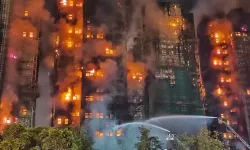 Hong Kong’da Şiddetli Yangın: Çok Katlı Binada Alevler Gökyüzünü Aydınlattı