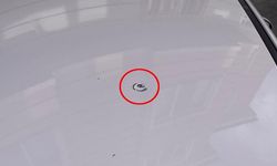 Yorgun mermi otomobili deldi geçti!