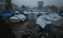 Gazze'de Şifa Hastanesinde binlerce çadır sular altında kaldı