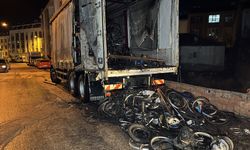 Park halindeki kamyonun dorsesinde yangın çıktı