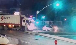 Avcılar'da kamyonun çarpıp sürüklediği otomobil alev aldı!