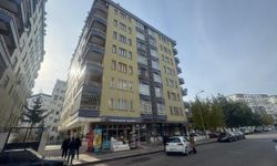 Bebeğini camdan aşağı attı!