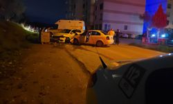 Bursa'da iki otomobil kafa kafaya çarpıştı