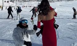 Erciyes’te Kırmızı Elbiseli Kayakçıdan Gül Sürprizi