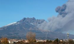 Etna Yanardağı kül ve lav püskürttü!
