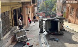 Hafif ticari araç, duvara çarpıp devrildi