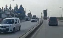 Hatay'da kamyonun açık kalan damperi, trafik lambasına çarptı
