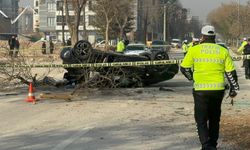 Konya'da otomobil ağaca çarptı