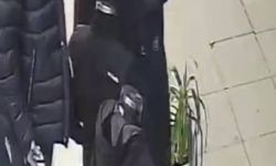Mağaza önlerinden kıyafet hırsızlığı kamerada