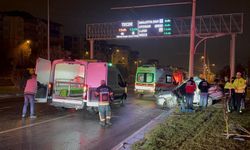 Otomobil trambüs direğine çarptı!