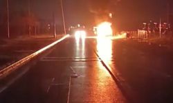 Park halindeki otomobil alev aldı