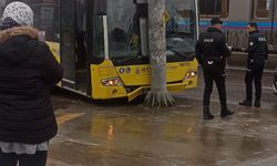 Sultangazi'de İETT otobüsü kayarak direğe çarptı