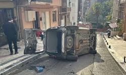 Hafif ticari araç, duvara çarpıp devrildi!