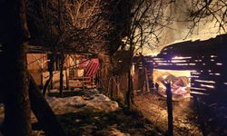 200 yıllık 2 katlı ahşap ev, yangında küle döndü!