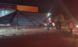 Adana'da fırtına, iş yerinin sundurmasını söktü