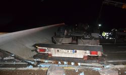 Aksaray'da et taşıyan TIR, bariyere çarpıp devrildi