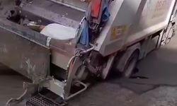 Çöp kamyonu çukura düştü