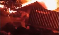 Endonezya'da fabrika yangın çıktı