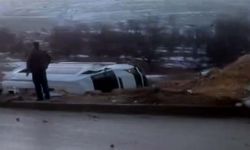 İşçileri taşıyan servis şarampole devrildi