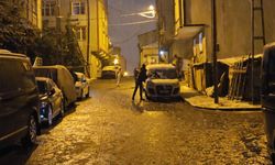 Kar yağışı altında parkta arkadaşını tıraş etti