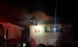 Karabük'te 2 katlı evin çatısı yandı
