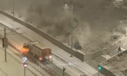 Kayseri’de kar topu isabet eden kar küreme aracı refüje çarptı