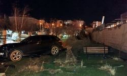 Kontrolden çıkan otomobil kafenin bahçesine savruldu: Sürücü alkollü çıktı