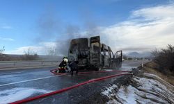 Konya'da yolcu taşıyan minibüs, alev topuna döndü