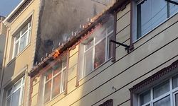 Küçükçekmece’de Çatı Yangını: Alevler İki Binaya Sıçradı