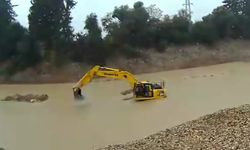 Mersin'de otomobil çaya düştü