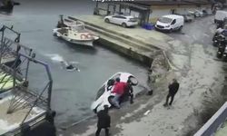Otomobil denize düştü; tekneden atlayan kişi yüzerek yardıma geldi