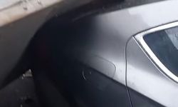 Sancaktepe’de çöp konteyneri otomobilin üzerine düştü