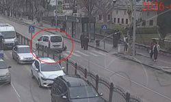 Yaya geçidinden geçerken hafif ticari araç çarptı