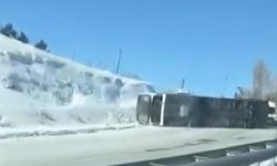 Yolcu otobüsü, buzlanan kara yolunda yan yattı