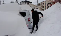 Bitlis’te Karın Ardından Dondurucu Soğuklar: Çatılarda Metrelerce Buz Sarkıtı