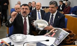 “EMEKLİNİN TENCERESİNDE ET DEĞİL, TAŞ KAYNIYOR”