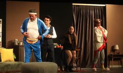 “Mutlu Aile Tablosu” Yenimahalle’de Sahne Aldı, Alkışlar Dakikalarca Sürdü