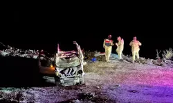 Kars’ta Buzlanma Kazası: Hafif Ticari Araç Şarampole Yuvarlandı, 2 Yaralı