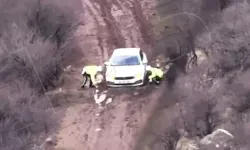 Afyonkarahisar’da Çamura Saplanan Otomobile Polis Eli