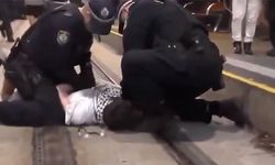 Avustralya'da Polis Protestocuyu Yumrukladı!