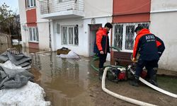 Eriyen kar suları nedeniyle 2 evi su bastı