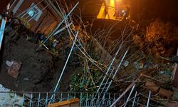 Binanın bitişiğindeki merdiven çöktü