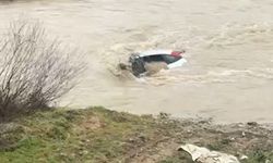 Bolu’da Yağmur Kazaya Neden Oldu: Otomobil Dereye Yuvarlandı
