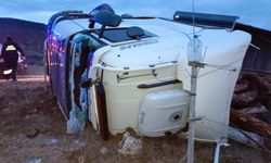 Çankırı'da devrilen TIR'ın sürücüsü hayatını kaybetti