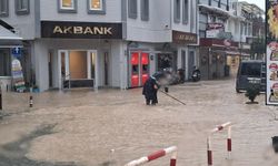 Çeşme'de sağanak; yollar göle döndü